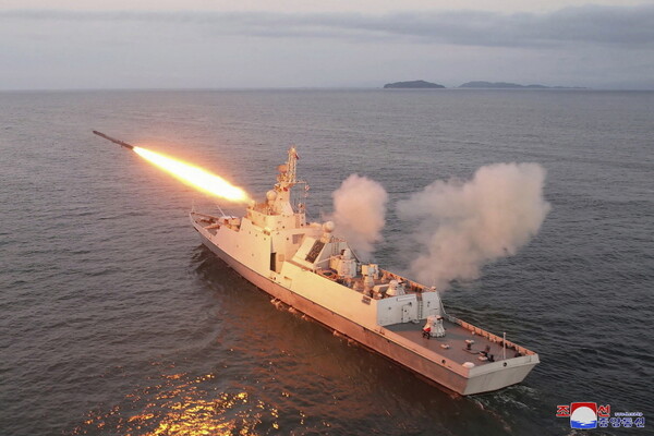북한 조선중앙통신이 21일 제공한 사진에 북한의 전력 순항 미사일이 시험 발사되고 있다. 통신은 김정은 국무위원장이 "조선인민군 해군 동해함대 근위 제2 수상함전대를 시찰하고 미사일 발사훈련을 참관했다"라고 보도했다. 2023.08.21.
