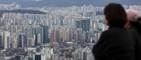 서울 아파트 매매가격 하락세는 7주 연속 이어지고 있다. '전국 주간 아파트 가격 동향'에 따르면 1월 셋째주(15일 기준) 서울 아파트 매매가격은 0.06% 하락했다. 사진은 21일 서울 중구 남산에서 도심 아파트의 모습.