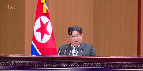 조선중앙TV가 지난 15일 평양 만수대의사당에서 열린 최고인민회의 제14기 제10차 회의에서 김정은 북한 국무위원장의 시정연설을 16일 방송하고 있다.