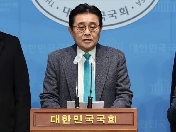 전병헌 전 더불어민주당 의원이 25일 오전 서울 여의도 국회에서 더불어민주당 탈당 선언 기자회견을 하고 있다.