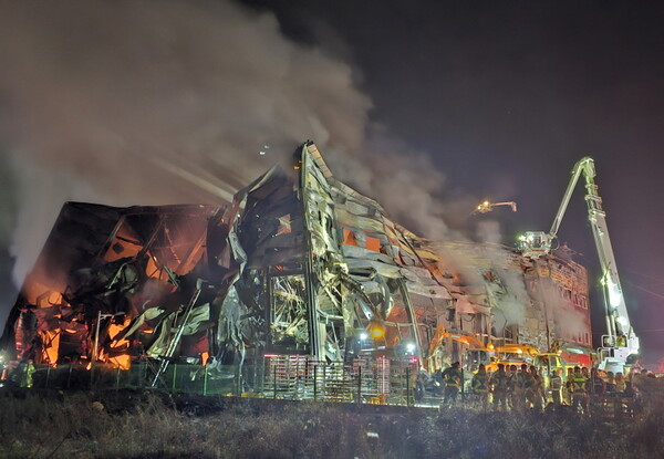 경북 문경시 한 육가공업체에서 31일 오후 화재가 발생해 4층 건물 전체가 불타고 있다.