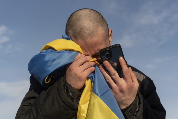 지난달 31일(현지시각) 우크라이나-러시아 국경 지역에서 포로 교환으로 풀려난 우크라이나 포로가 가족에게 전화하며 울고 있다. 러시아와 우크라이나는 지난주 러시아의 우크라이나 포로 탑승 주장 수송기 추락으로 긴장이 고조됐음에도 포로 교환을 시행해 약 200명의 포로를 교환한 것으로 알려졌다. 2024.02.01.