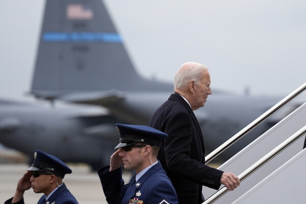 조 바이든 미국 대통령이 2일(현지시간) 미 델라웨어주 뉴캐슬에 있는 공군 기지에서 전용기에 탑승하고 있다.