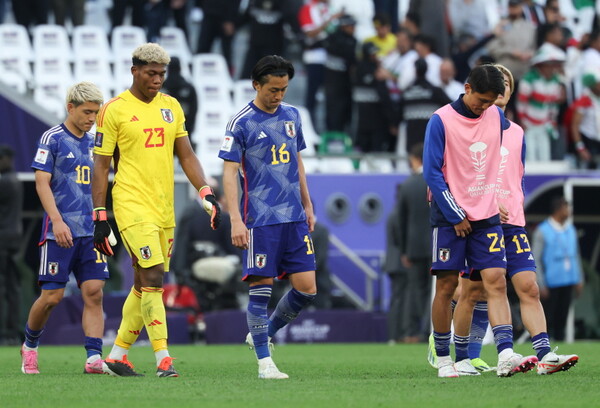 3일(현지시간) 카타르 알라이얀 에듀케이션 시티 스타디움에서 열린 아시아축구연맹(AFC) 2023 카타르 아시안컵 8강전 이란 대 일본의 경기 이란이 2:1로 역전승을 거뒀다. 일본 축구 국가대표팀선수들이 아쉬워하고 있다.