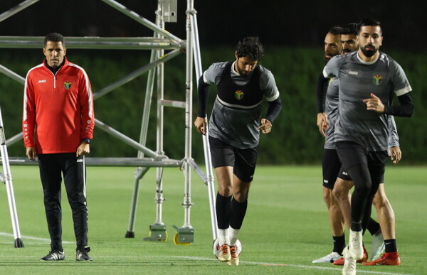 요르단 축구 국가대표팀 후세인 아모타 감독이 4일(현지시간) 카타르 도하 알에글라 트레이닝 센터에서 훈련을 지켜보고 있다.