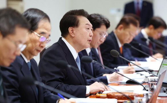 윤석열 대통령이 6일 서울 용산 대통령실에서 열린 국무회의를 주재하고 있다.
