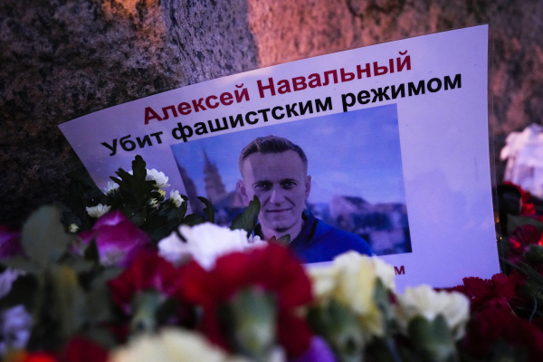 16일(현지시간) 러시아 솔로베츠키 제도 강제수용소 기념물에서 시민들의 추모 행렬이 이어지는 가운데, 한 포스터에 "파시스트 정권에 살해된 알렉세이 나발니"라는 글귀가 적힌 종이가 꽃과 함께 놓여있다.