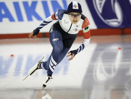 김민선이 16일(현지시각) 캐나다 앨버타주 캘거리의 올림픽 오벌에서 열린 2024 국제빙상경기연맹(ISU) 스피드스케이팅 세계선수권대회 500ｍ 결승 경기를 펼치고 있다. 김민선은 37초19의 기록으로 은메달을 따냈다.