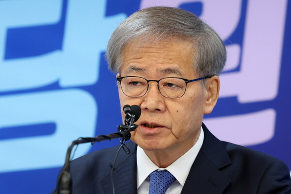 임혁백 더불어민주당 공관위원장이 23일 오전 서울 영등포구 중앙당사에서 공천 심사 결과를 발표 하고 있다.