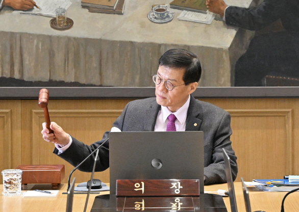 이창용 한국은행 총재가 22일 서울 중구 한국은행에서 열린 금융통화위원회 통화정책방향 결정회의를 주재하고 있다.