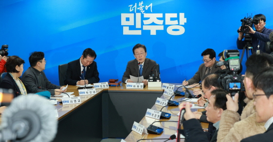 이재명 더불어민주당 대표가 28일 오전 서울 영등포구 더불어민주당 중앙당사에서 열린 최고위원회의에서 발언하고 있다.
