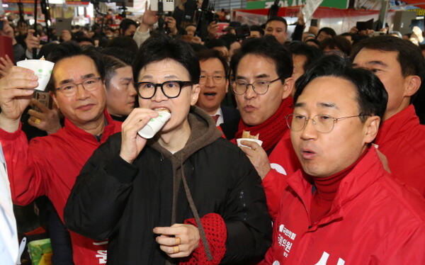 한동훈 국민의힘 비상대책위원장이 4일 충남 천안중앙시장을 방문해 호떡을 먹고 있다.