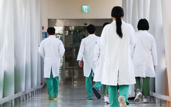 정부가 의료 현장을 집단 이탈한 전공의 7,000여 명에 대한 면허정지 절차에 돌입한 지난 4일 서울 시내의 한 대학병원에서 의료진들이 이동하고 있다.