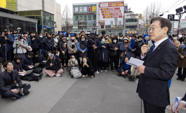 이재명 더불어민주당 대표가 5일 서울 영등포역 앞에서 긴급 현장기자회견을 하고 있다.