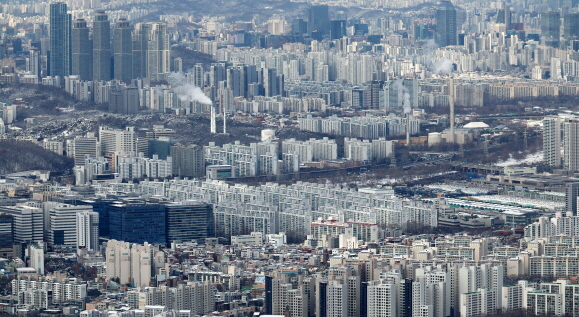 서울 아파트 매매가격이 하락세를 보이고 전세가격 지수가 상승하며 매매가 대비 전세가를 나타내는 전세가율이 7개월 연속 상승했다. 이번달 서울 아파트 전세가율은 52.45%로 지난해 7월 50.94%를 시작으로 7개월 연속 상승세를 보이고 있다. 23일 서울 도심 아파트 단지의 모습. 2024.02.23.