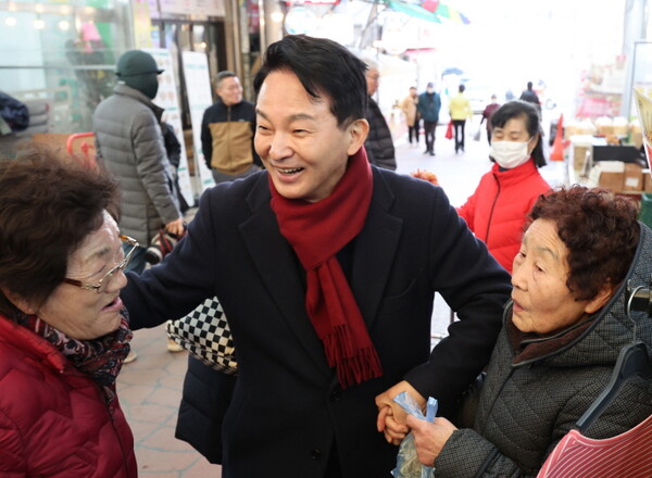 4·10 총선 인천 계양을에 출마한 원희룡 국민의힘 후보가 8일 오후 인천 계양구 계양산전통시장에서 구민들과 인사 하고 있다.