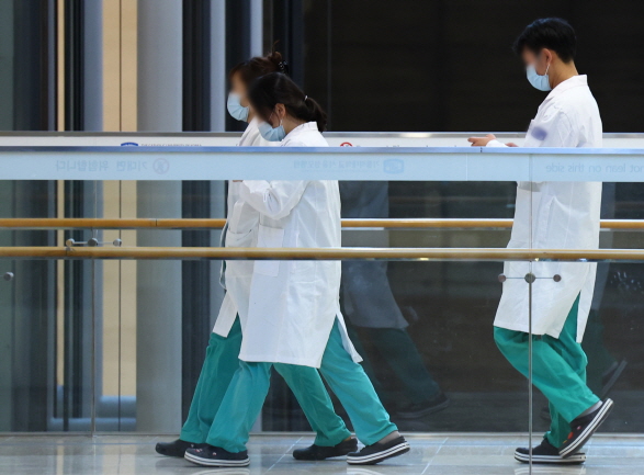 사진은 8일 오후 서울 시내 한 대학병원에서 근무중인 의사들의 모습.