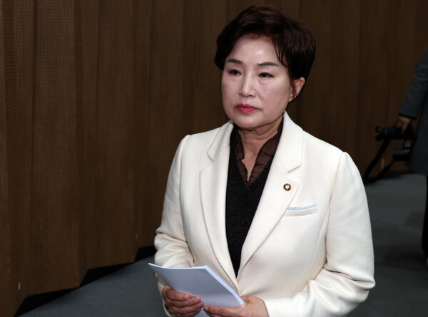 전혜숙 더불어민주당 의원이 11일 오전 서울 여의도 국회 소통관에서 탈당 기자회견을 마친 후 이동하고 있다.