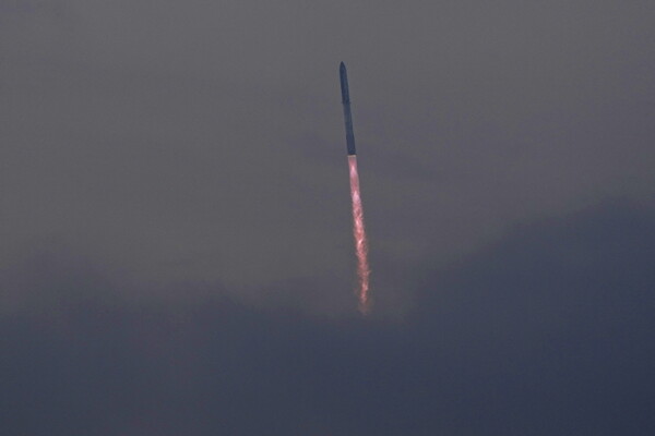 스페이스X의 초대형 로켓 '스타십'이 14일 오전 7시(한국시각 오후 9시) 미국 텍사스주 남부 보카치카 스타베이스에서 발사되고 있다.