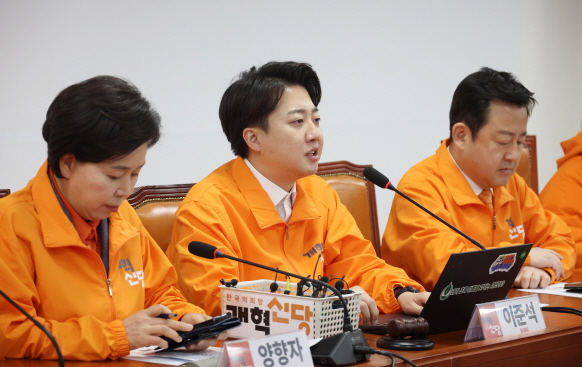 이준석 개혁신당 대표가 18일 오전 서울 여의도 국회에서 열린 개혁신당 최고위원회의에서 발언을 하고 있다.