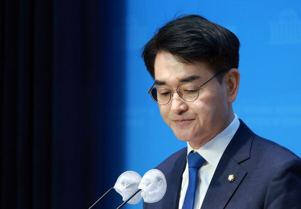 박용진 더불어민주당 의원이 17일 서울 국회 소통관에서 '강북을 전략 경선' 관련 입장발표를 하고 있다.