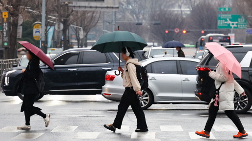 비가 내린 12일 오전 서울 중구 을지로에서 우산을 쓴 시민들이 발걸음을 옮기고 있다. 2024.03.12.