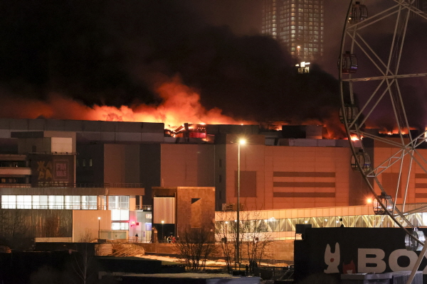 모스크바의 서쪽 외곽 크로커스 시티홀 공연장 상공에서 불길이 치솟고 있다.