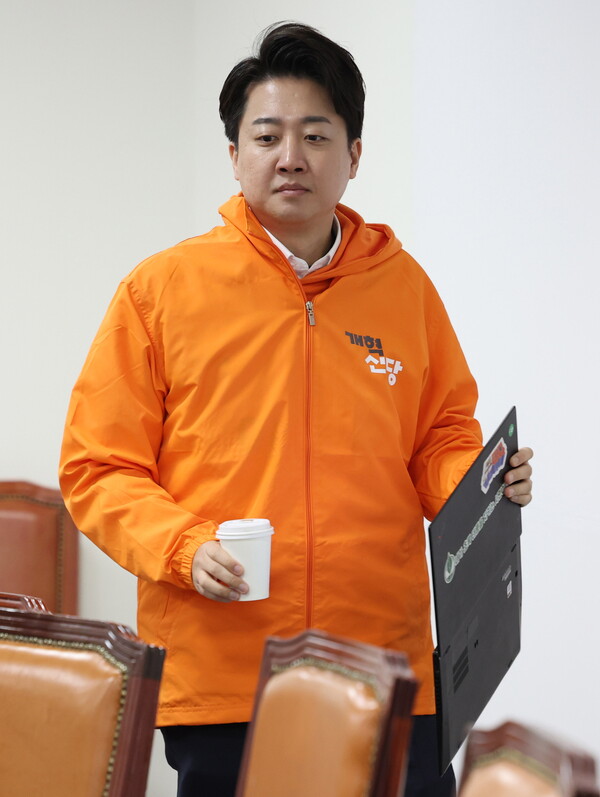 이준석 개혁신당 대표가 20일 오전 서울 여의도 국회에서 열린 제15차 최고위원회의에 참석하고 있다