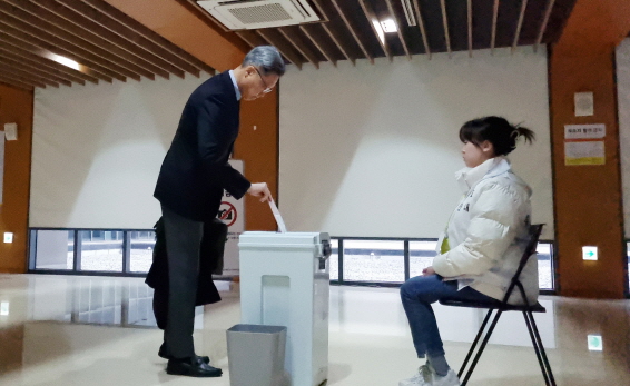 제22대 국회의원선거 재외국민 투표 첫날인 27일 중국 베이징 차오양구 주중한국대사관에 마련된 재외투표소에서 정재호 주중국한국대사가 투표하고 있다. 재외국민 투표는 오는 4월 1일까지 해외 115개국 220개 투표소에서 진행된다. 재외 유권자는 14만7,000여 명이다.