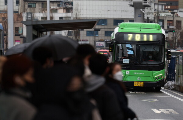 사진은 26일 서울역을 지나는 서울 시내버스와 이용객들 모습.