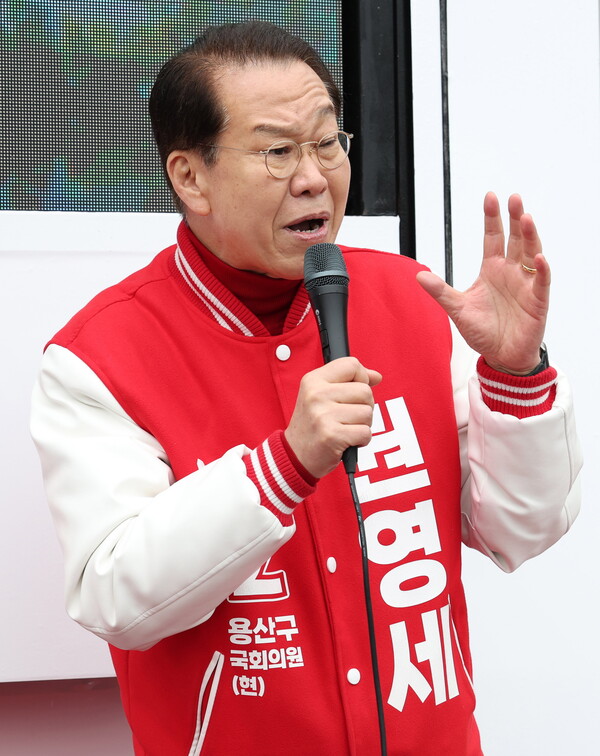 권영세 국민의힘 용산구 후보가 28일 오전 서울 용산구 용문시장사거리에서 열린 '국민의힘으로 용산살리기' 지원유세에서 지지를 호소하고 있다.